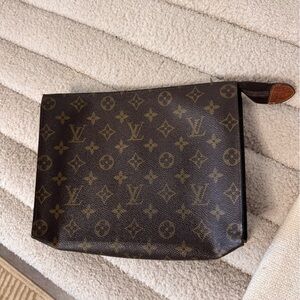 LV TOILETRY 26